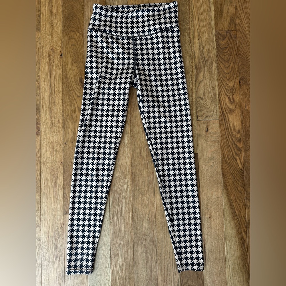 🖤🤍 Houndstooth Black & White Athletic Set – Sports Bra + Leggings (XS–S Est.) 🤍🖤 - Picture 5 of 10